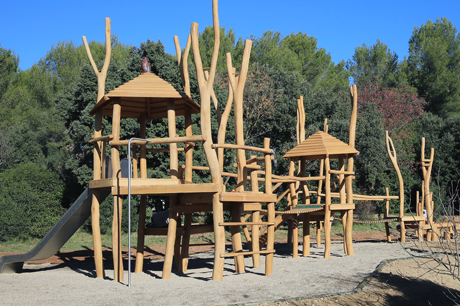 Aire de jeux extérieurs en bois naturel de robinier
